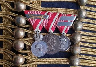 Ein Bild, das Modeaccessoire, Medaille, Metall enth�lt.

Automatisch generierte Beschreibung