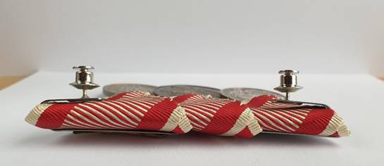 Ein Bild, das Modeaccessoire, Im Haus, rot, Handarbeit enth�lt.

Automatisch generierte Beschreibung