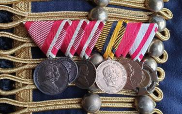 Ein Bild, das Modeaccessoire, Medaille enth�lt.

Automatisch generierte Beschreibung